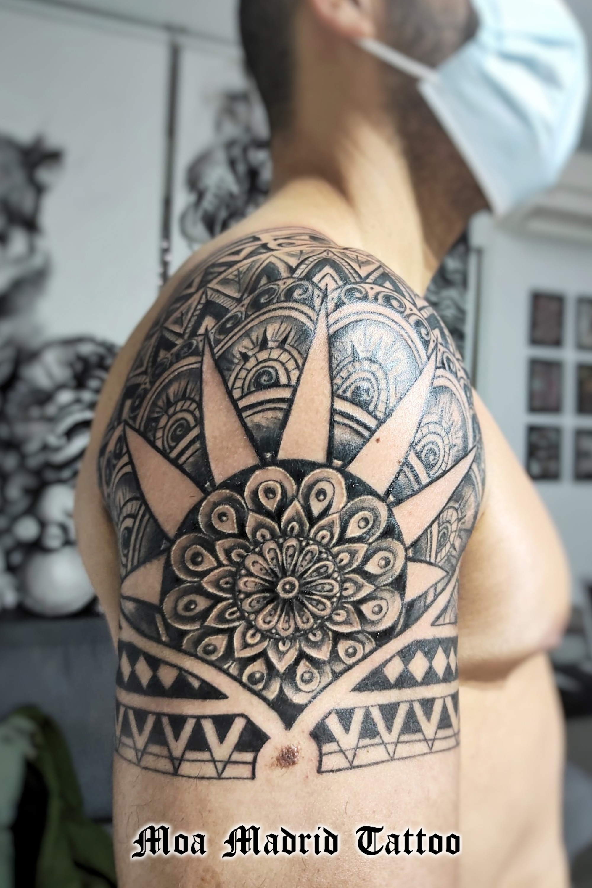 Un gran mandala en el brazo con decoración de estilo maorí: nuevos estilos de tattoos