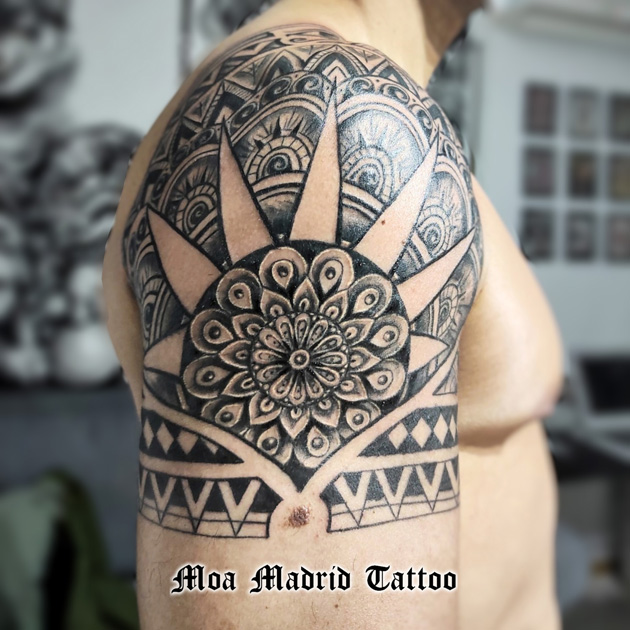 Moderno tatuaje de mandala con adornos estilo maorí
