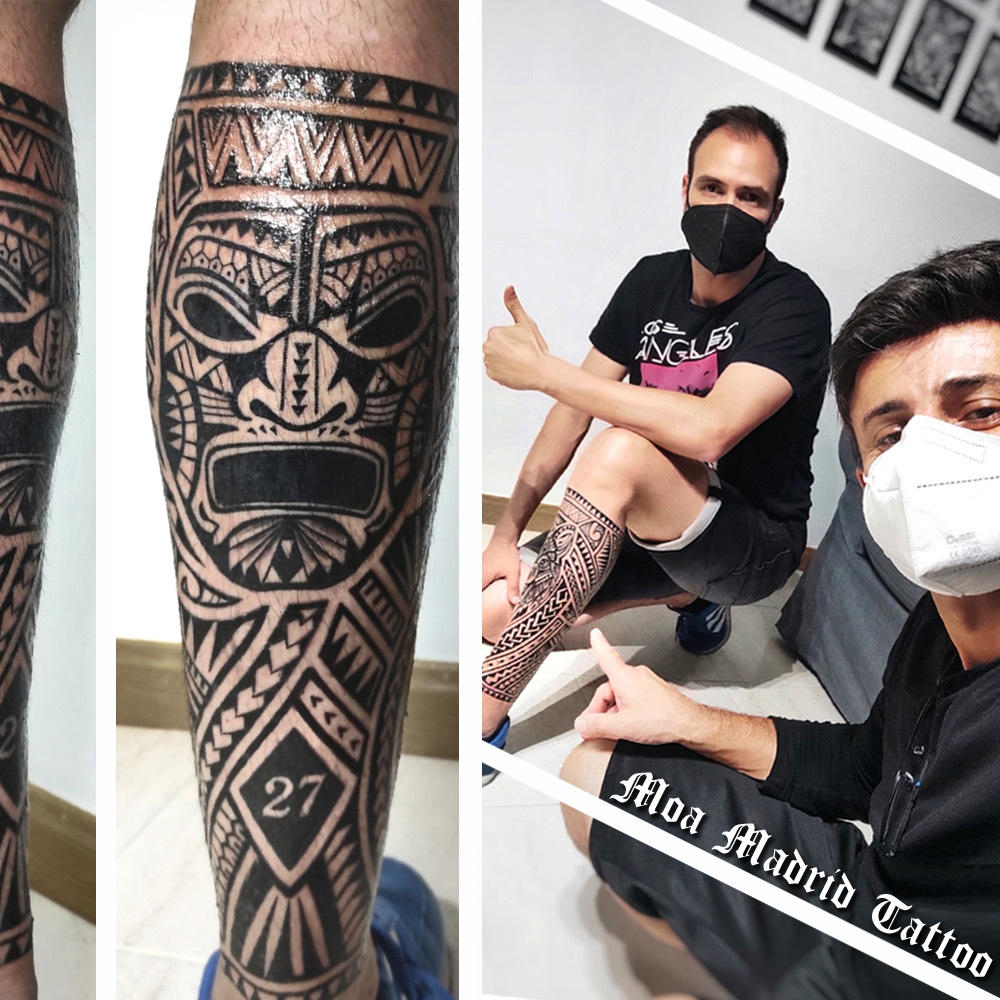 Nuevos estilos de tattoo fusión de estilos anteriores: tatuaje samoano en la pierna con máscara griega y lobo