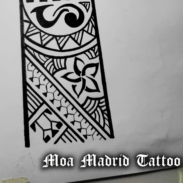 Diseño de tatuaje de brazalete estilo polinesio en la pierna