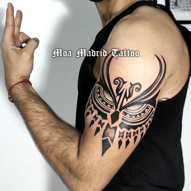 GRAN tatuaje de brazalete estilo maorí con búho