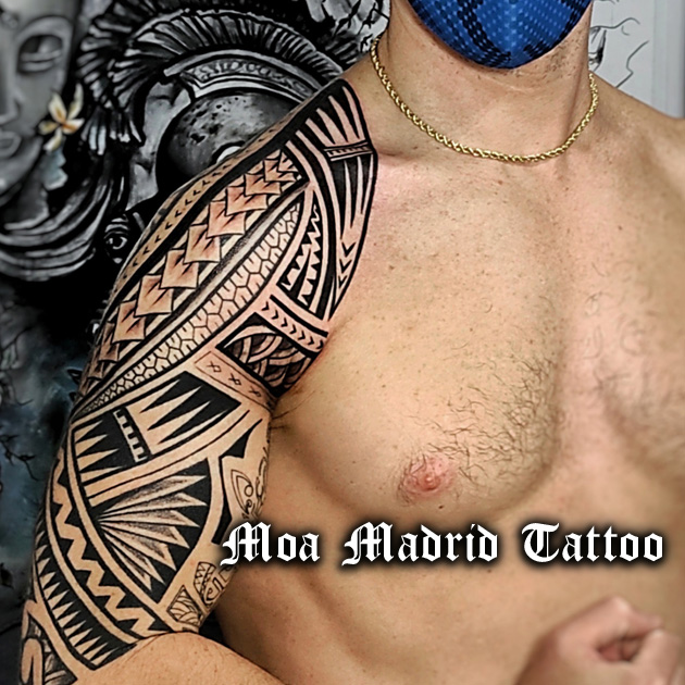 GRAN tatuaje samoano en el brazo y en TODO el omóplato