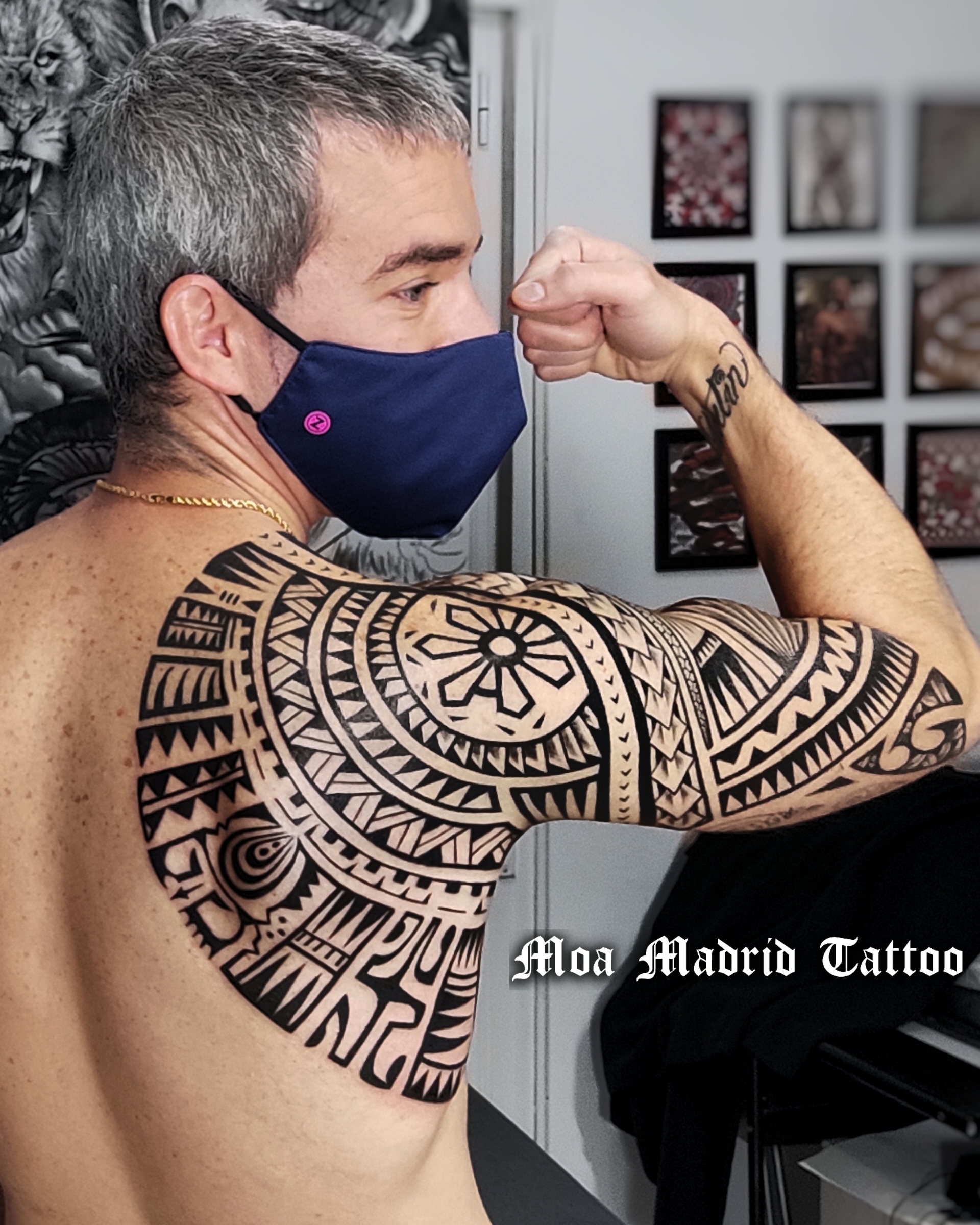 GRAN tatuaje estilo samoano en todo el omóplato y parte de la espalda
