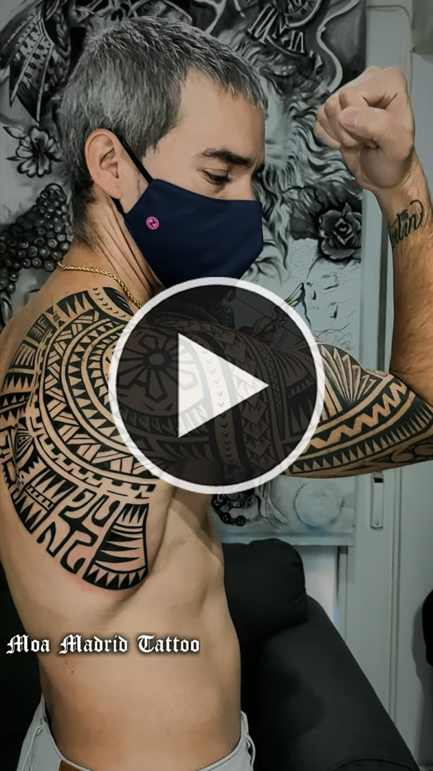 Tatuaje samoano en omóplato y brazo de hombro a codo