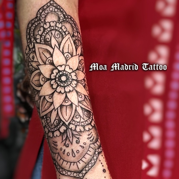GRAN tatuaje de mandala en antebrazo de mujer