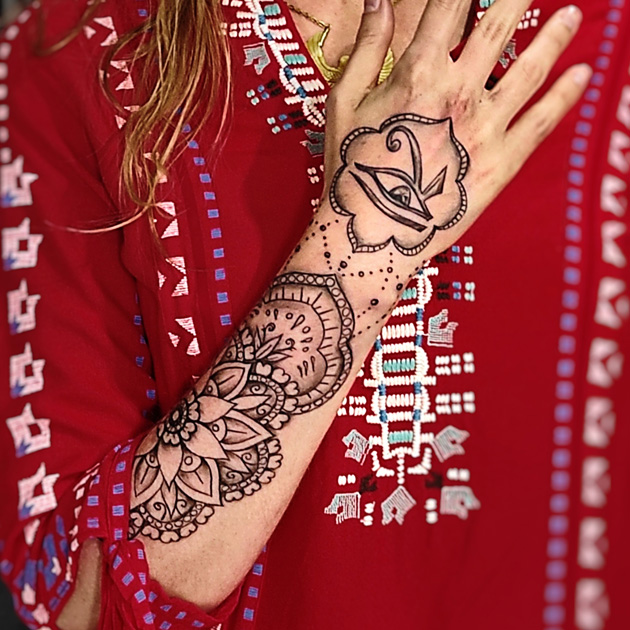 GRAN tatuaje de mandala en antebrazo de mujer