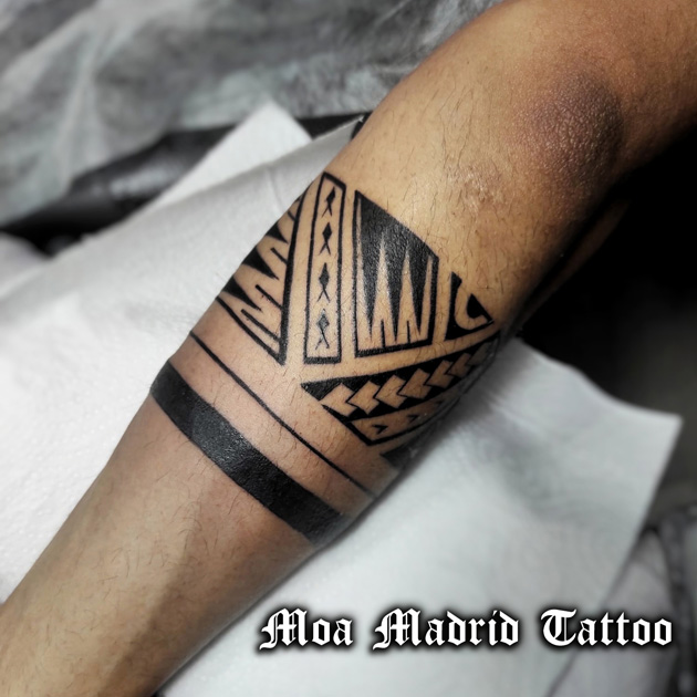Tatuaje de brazalete maorí en el antebrazo
