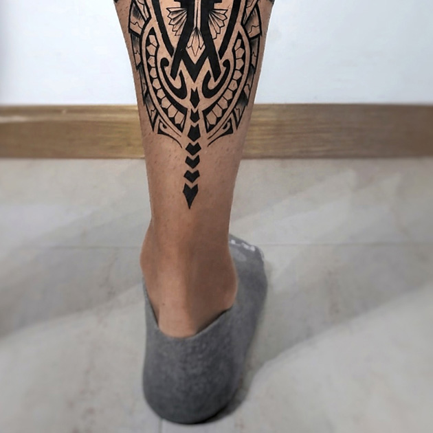 Tatuaje maorí en el gemelo con un moderno diseño personalizado