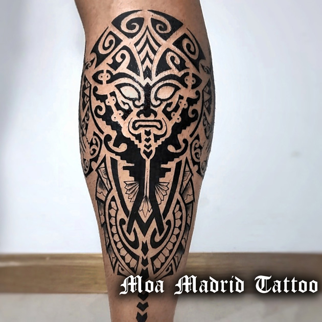 Tatuaje maorí en el gemelo con un moderno diseño personalizado