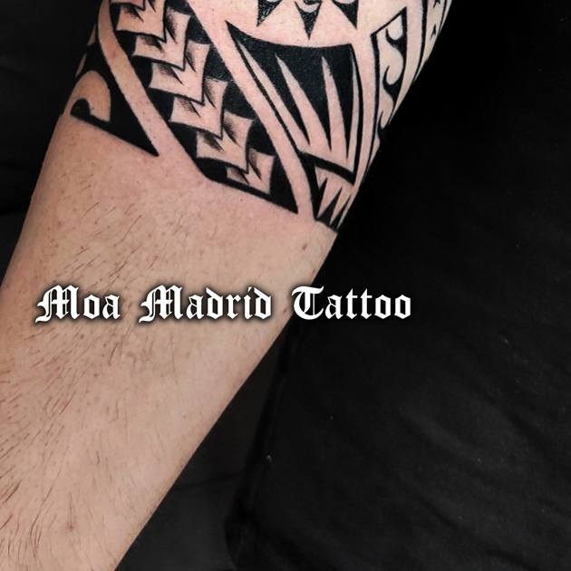 Tatuaje con sol maorí rodeando la zona del codo