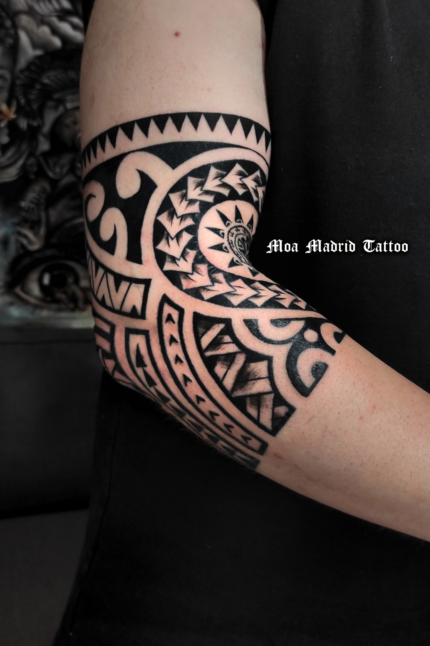 Exclusivo diseño de tatauej maorí en el codo