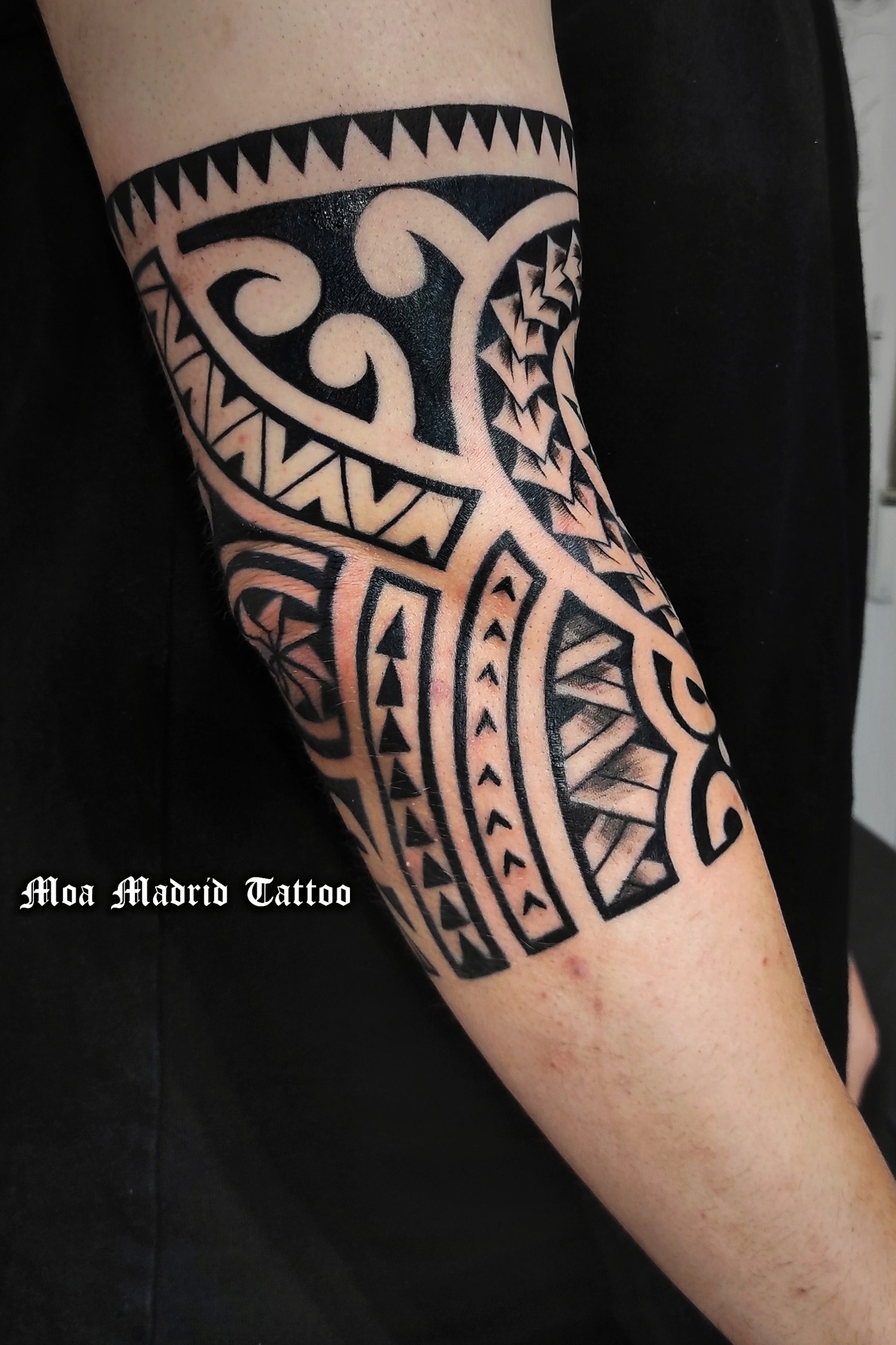Tatuaje estilo maorí siguiendo las formas del codo