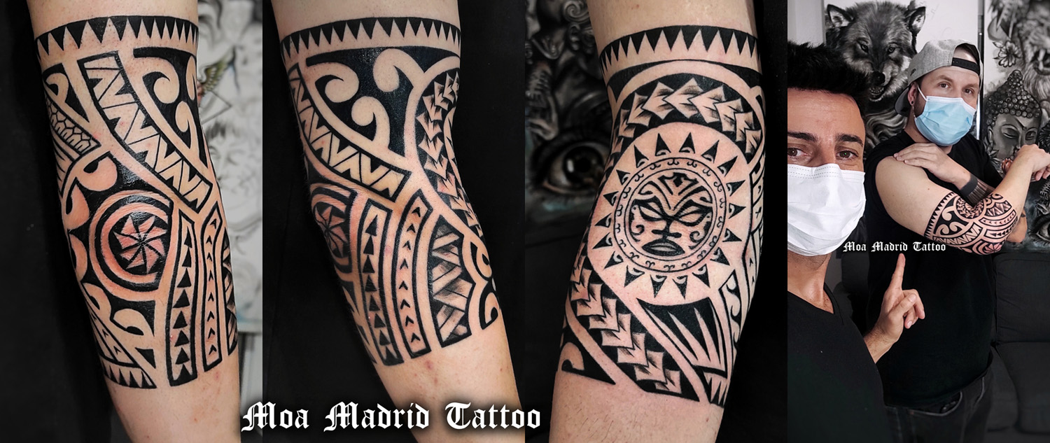 Tattoo maorí rodeando la zona del codo, Moa: tu diseñador de tatatujes y tatuador maorí en Madrid