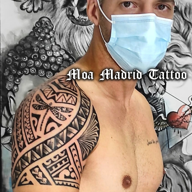 Tatuaje samoano con libélula