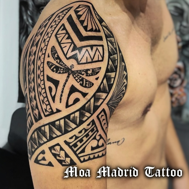 Tatuaje samoano con libélula