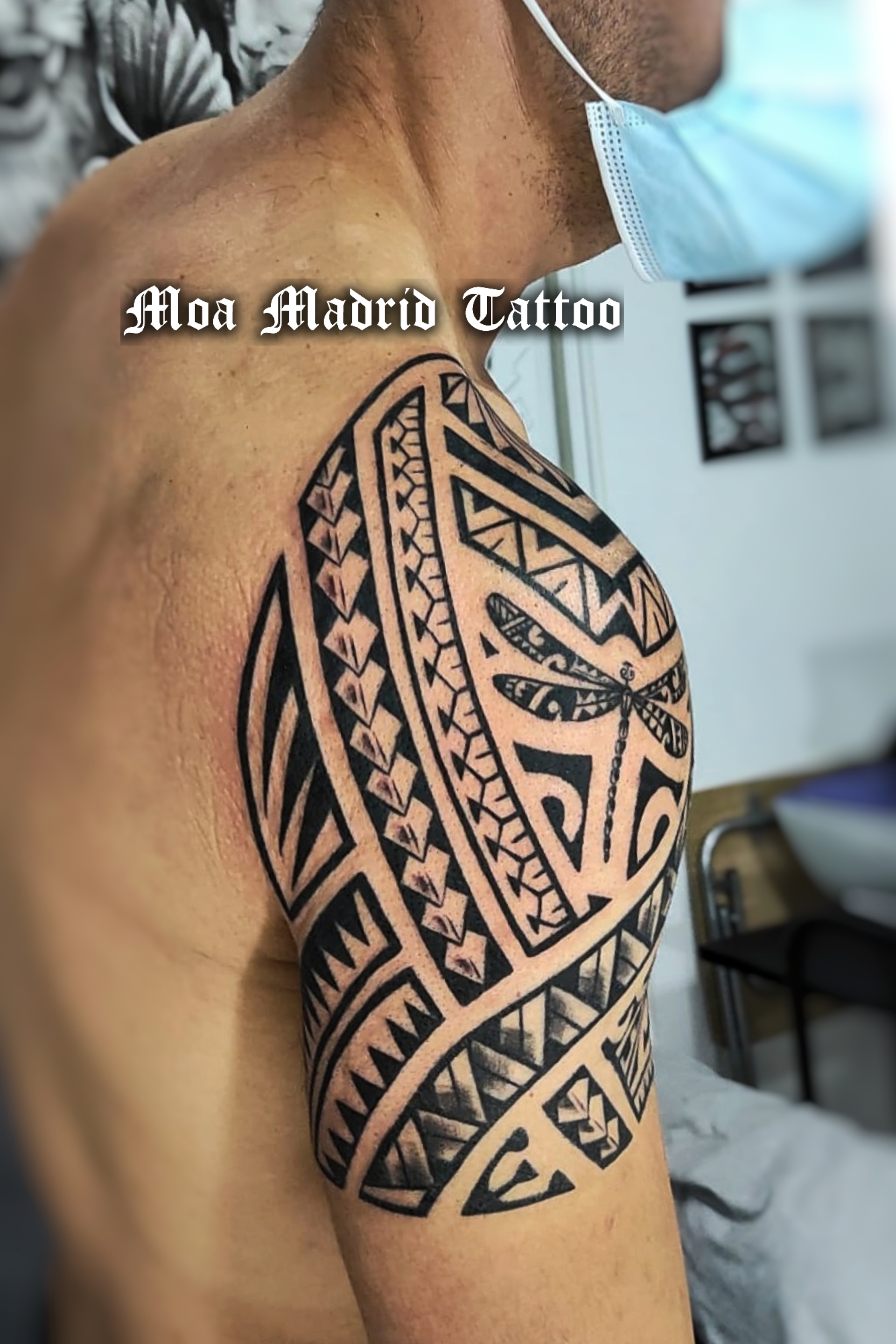 Tatuaje samoano adaptado a la forma del deltoides, siguiendo sus curvas.