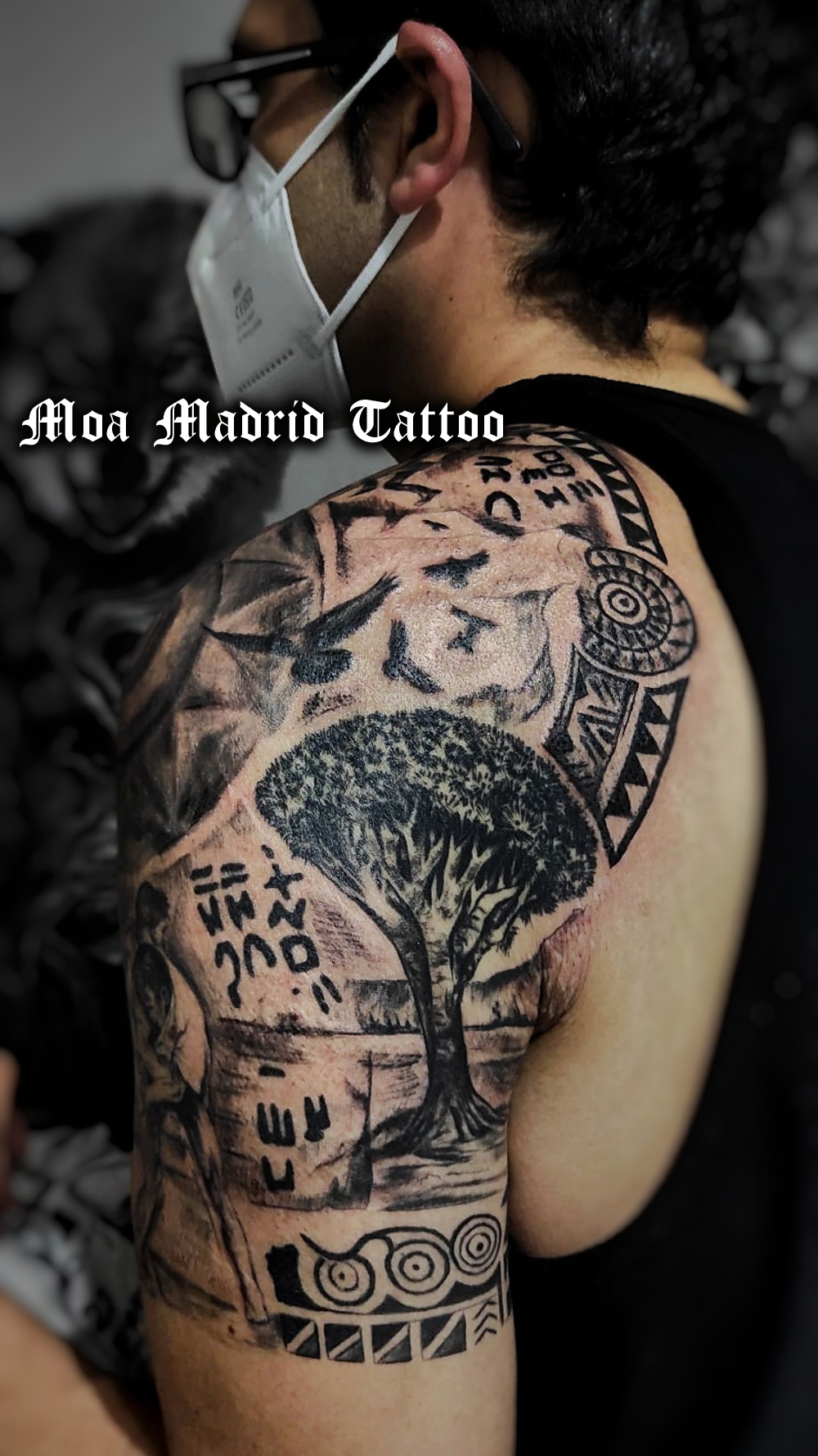 Tatuaje de drago canario, signos, escrituras y decoraciones originales de las islas en este tattoo en hombro y brazo
