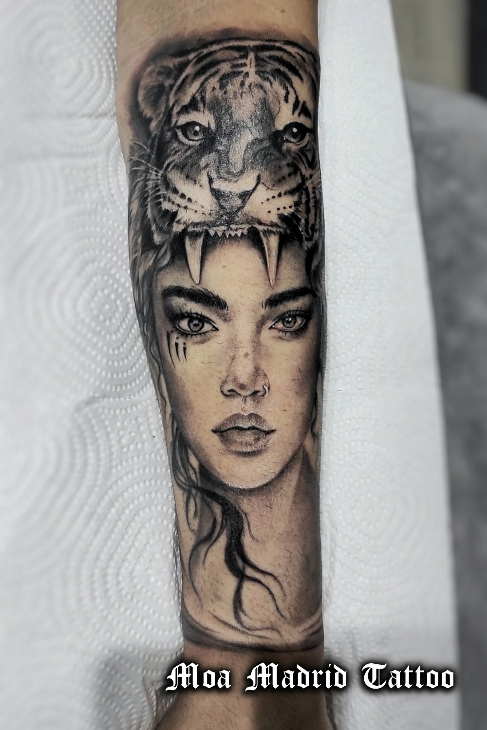 Elegante tatuaje de mujer y tigre en el antebrazo