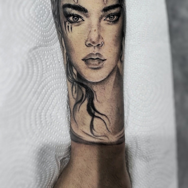 Gran tatuaje en realismo en todo el brazo y hombro
