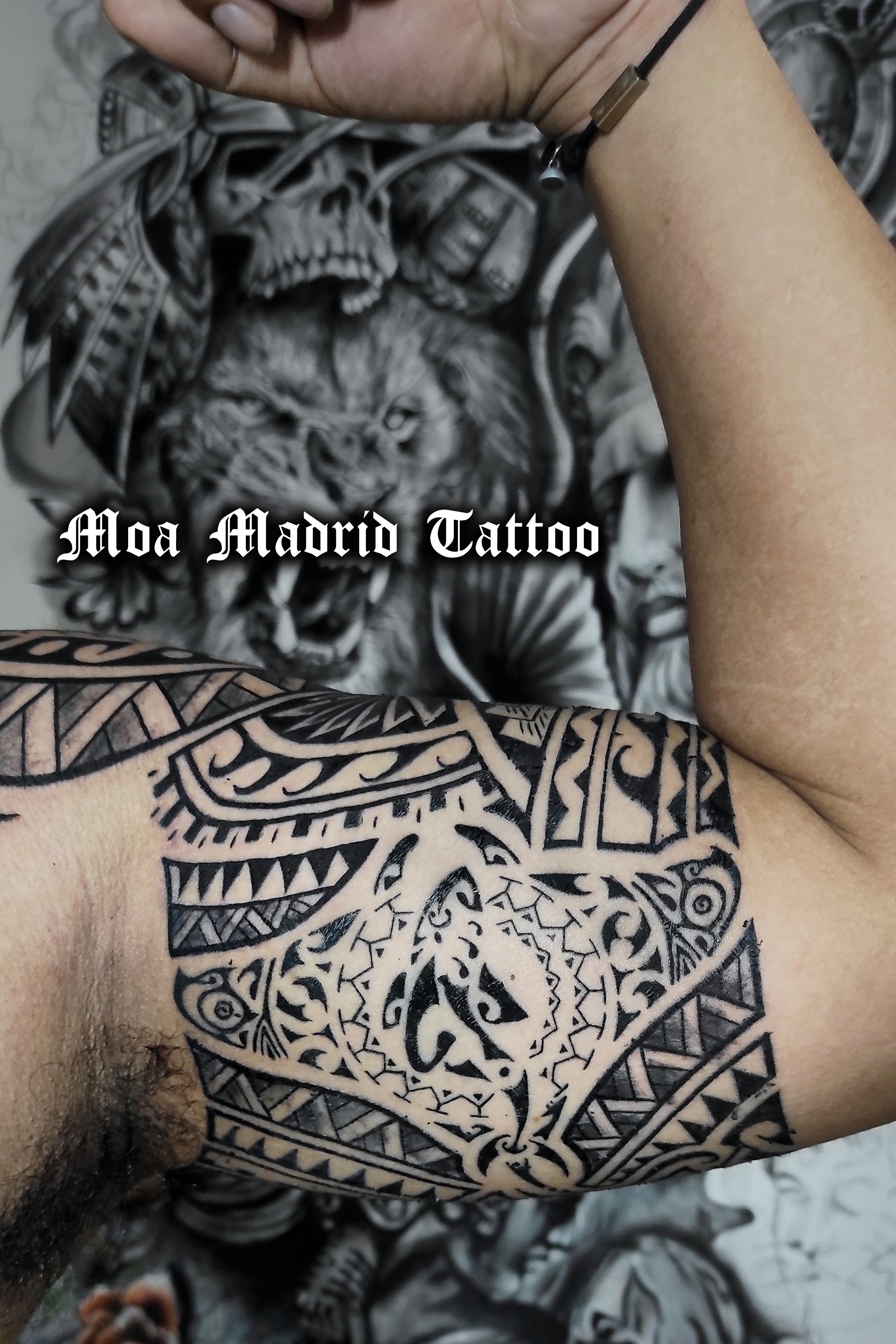 Tatuaje tradicional maorí, tiburón estilo maorí en bíceps