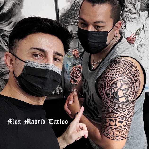 Viene de Estados Unidos a hacerse un tatuaje maorí en Madrid tatuaje maorí, diseño exclusivo en Madrid