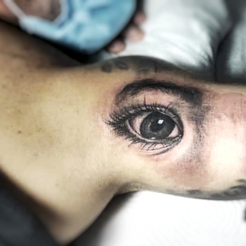 Realista tatuaje de ojos en el tríceps