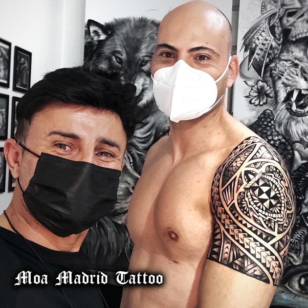 >Tatuaje maorí con tortuga en brazo y hombro