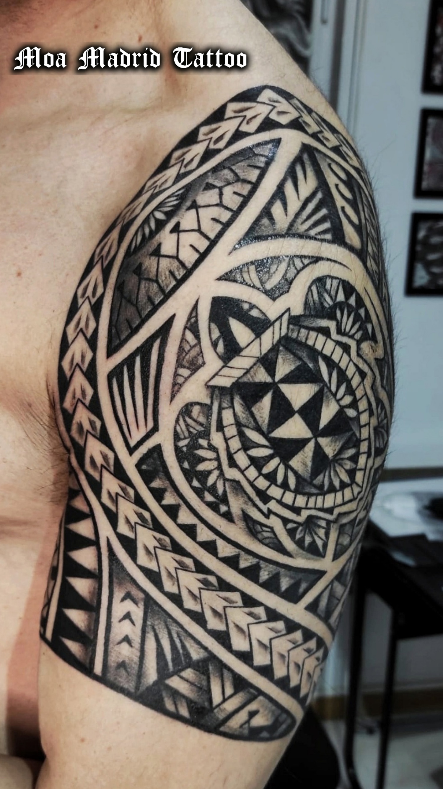 Tatuaje maorí diseño adaptado a las formas de su brazo