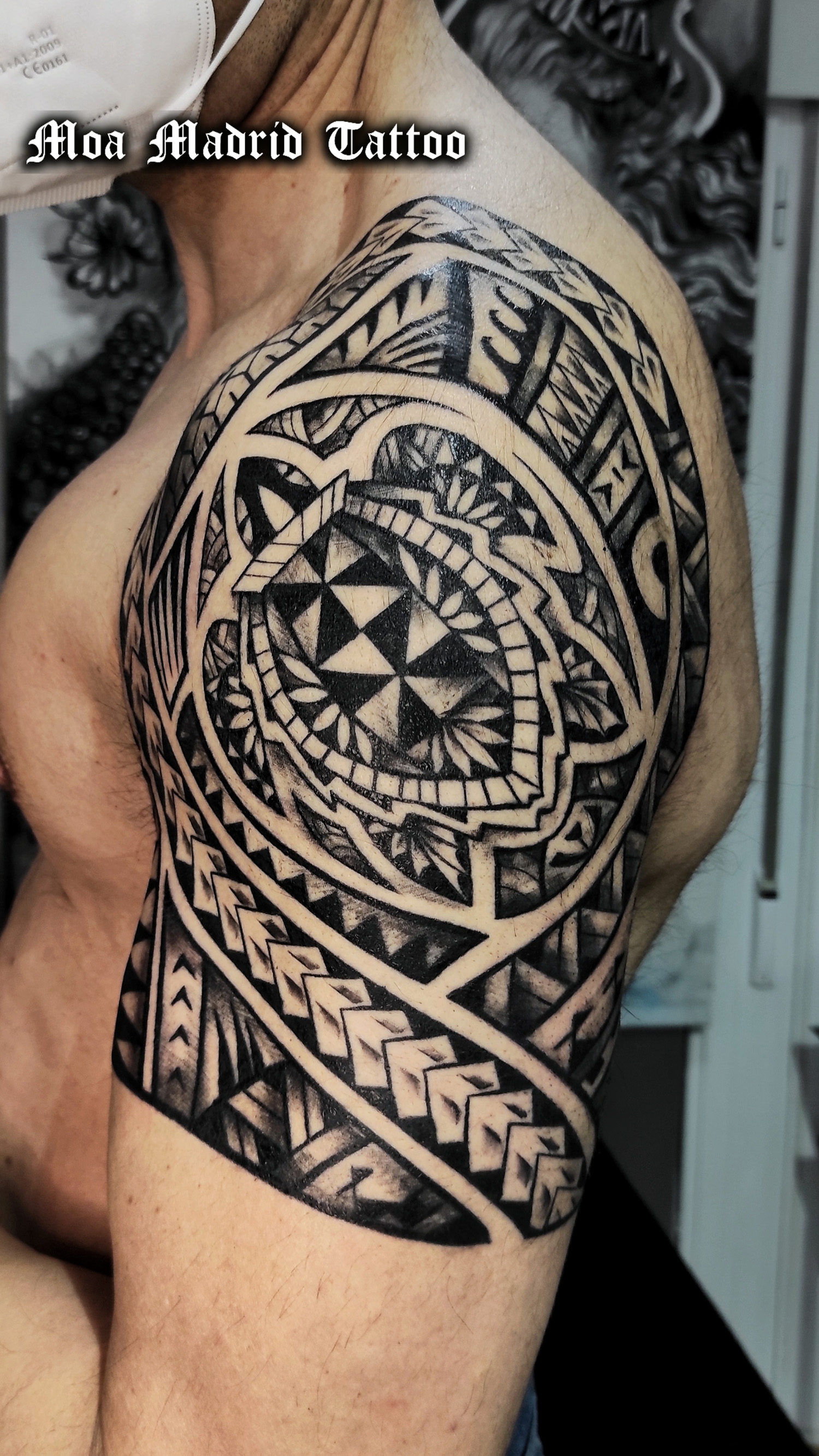 Tatuaje maorí con tortuga en brazo y hombro