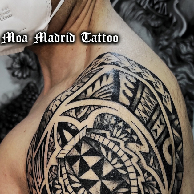 Tatuaje maorí con tortuga en brazo y hombro creado en Madrid