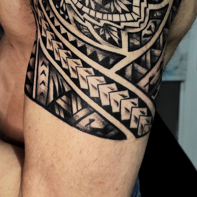 >Tatuaje maorí con tortuga en brazo y hombro