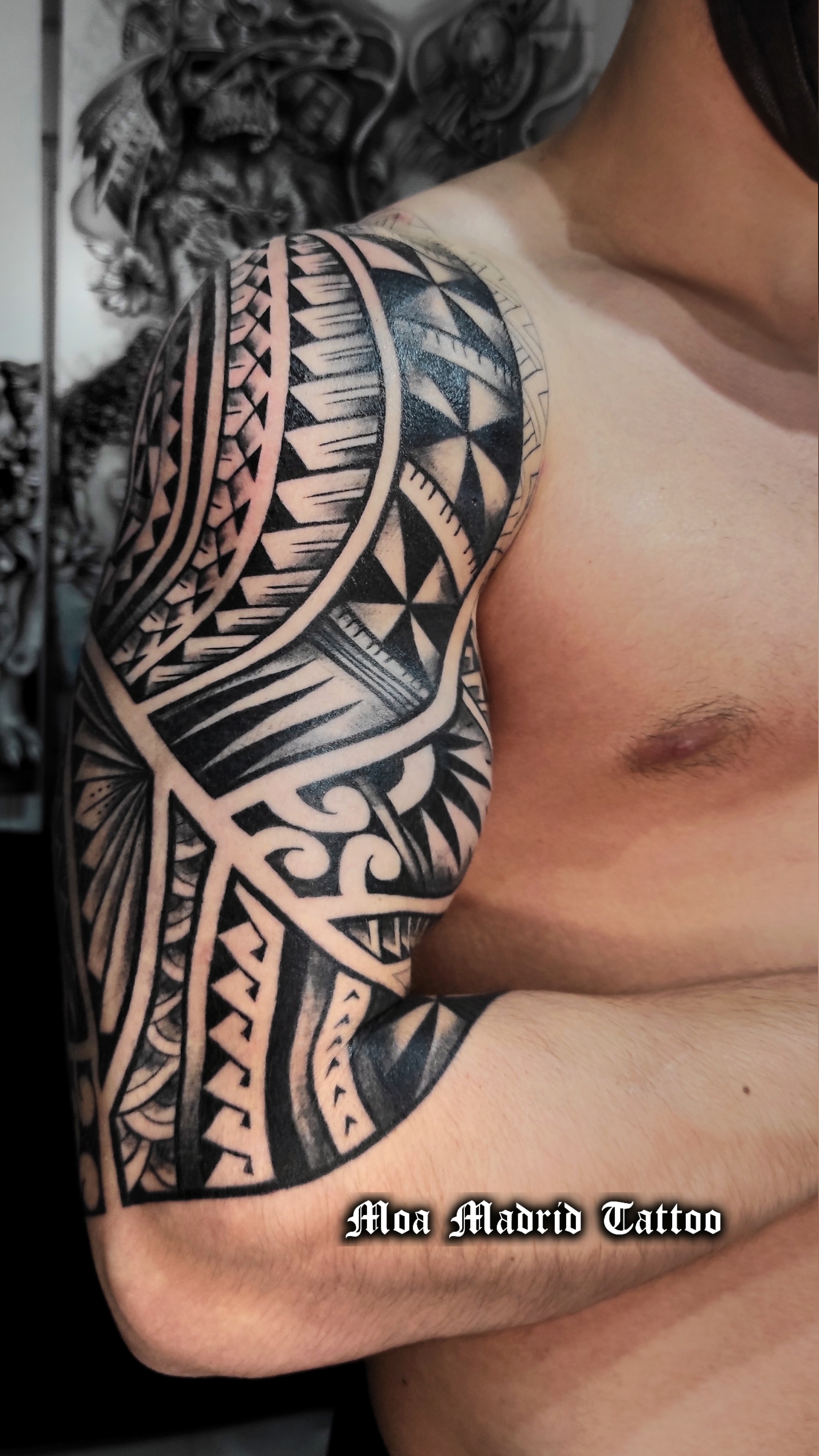 El diseño del tattoo samoano sigue las formas de los músculos del brazo