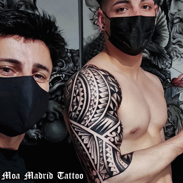 Moderno tatuaje de mandala fusión con maorí