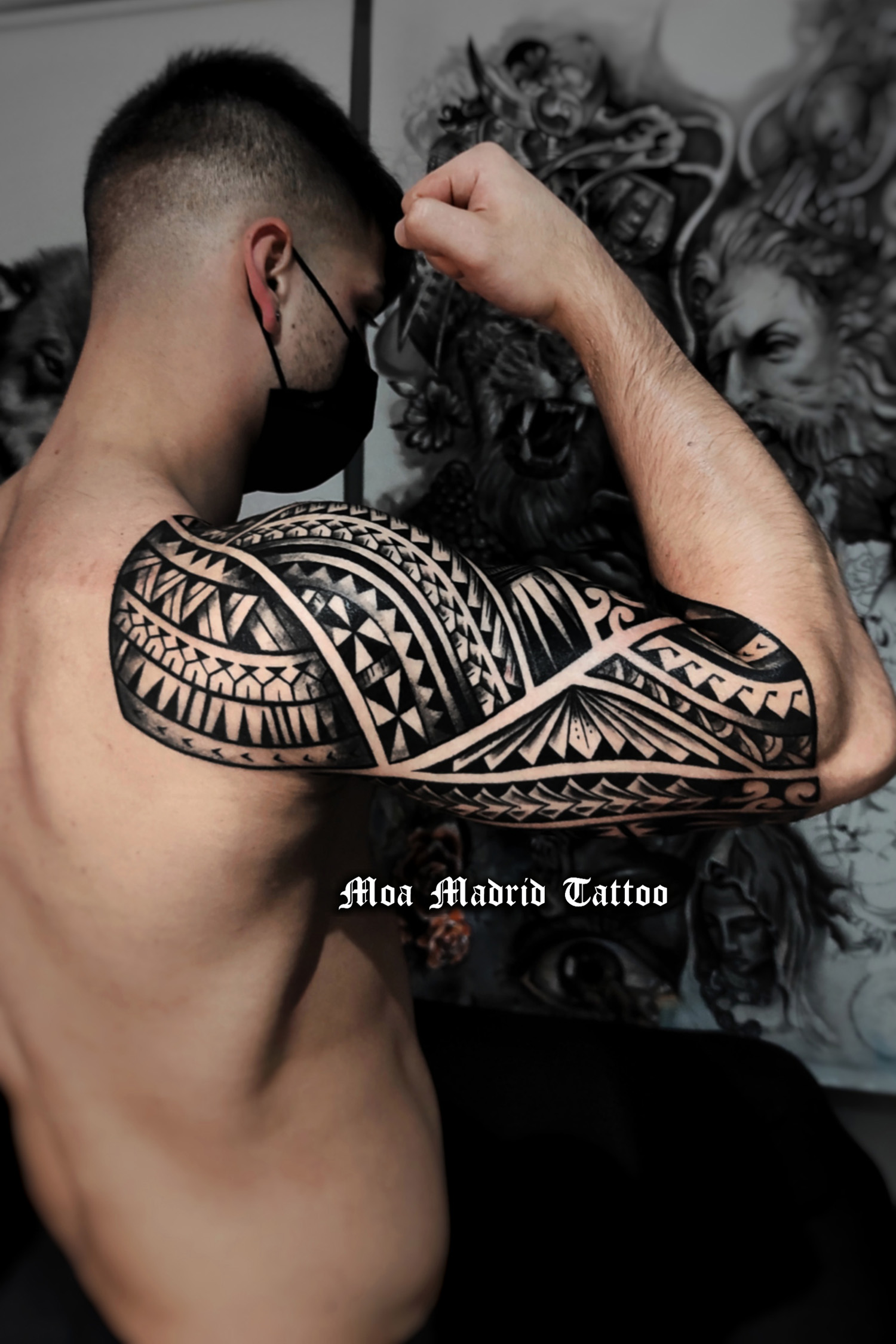 Tatuaje samoano de hombro a codo adaptado a las formas del brazo