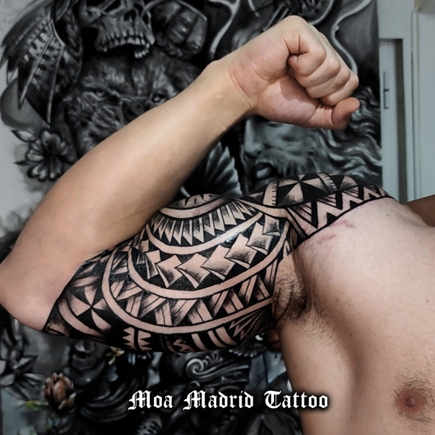 Tattoo samoano adaptado a las curvas de la musculatura del brazo