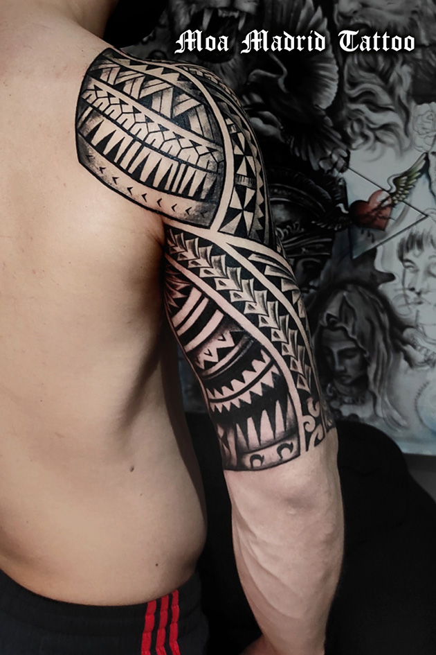 Tatuaje samoano de hombro a codo