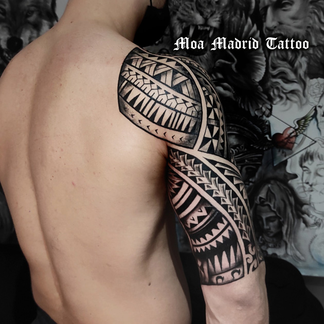 Tattoo samoano adaptado a las curvas de la musculatura del brazo