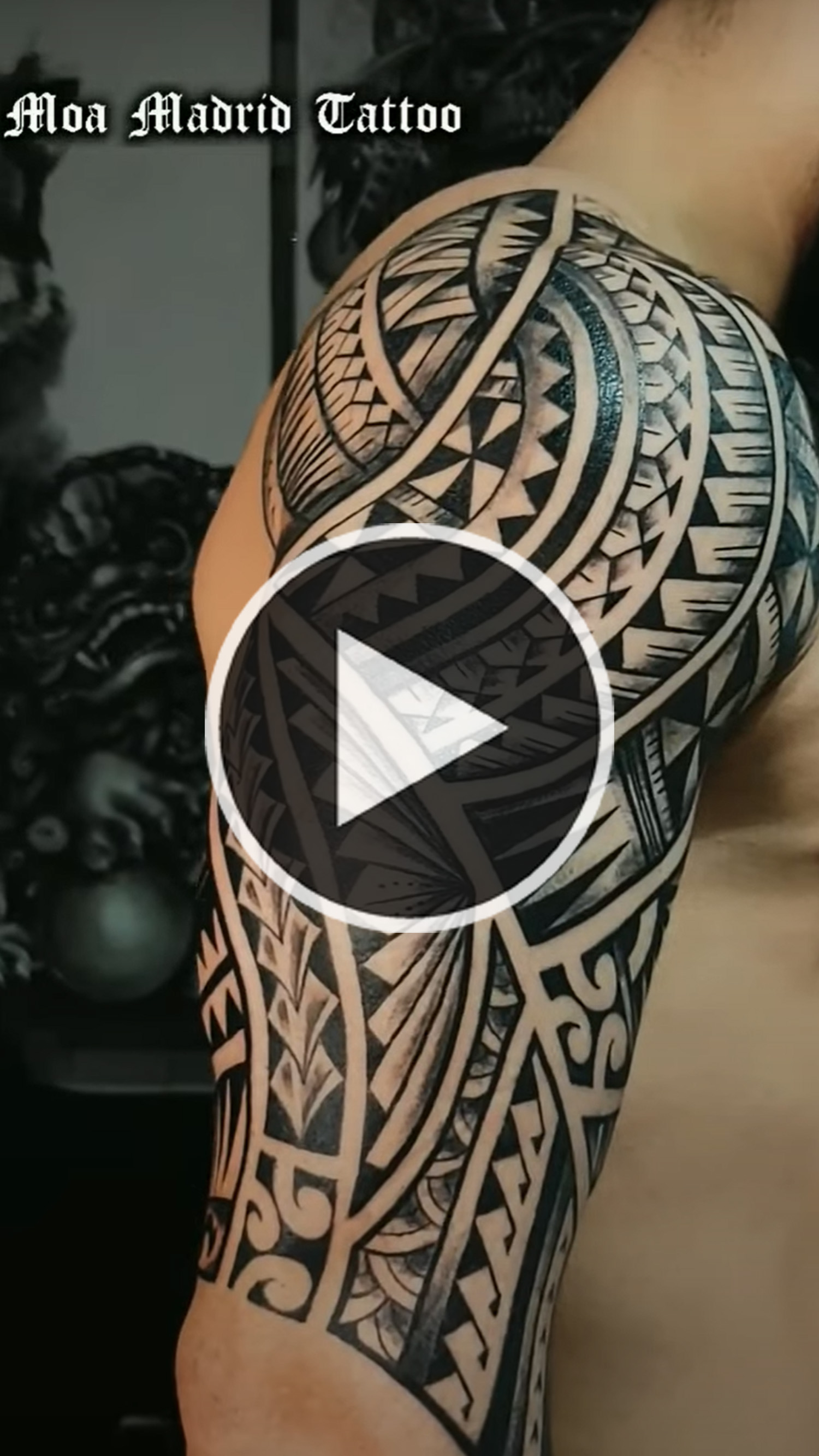 Tatuaje samoano siguiendo las formas de los músculos del brazo