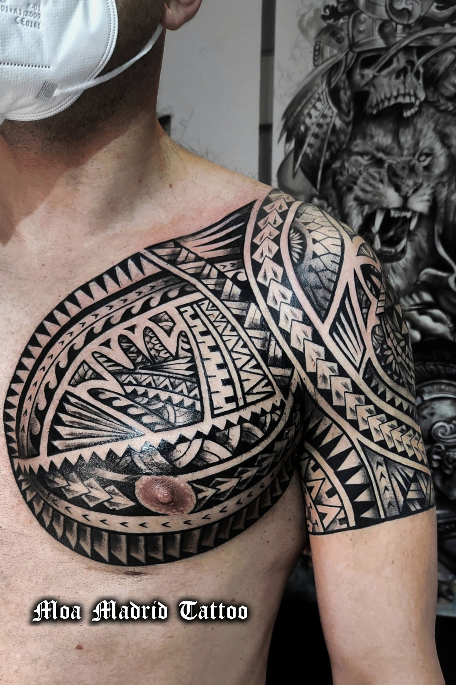 Tatuaje maorí adaptado a la forma del pectoral, diseño exclusivo que incluye la mano de bebé