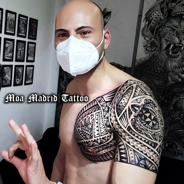 Tatuaje maorí adaptado a la forma del pectoral