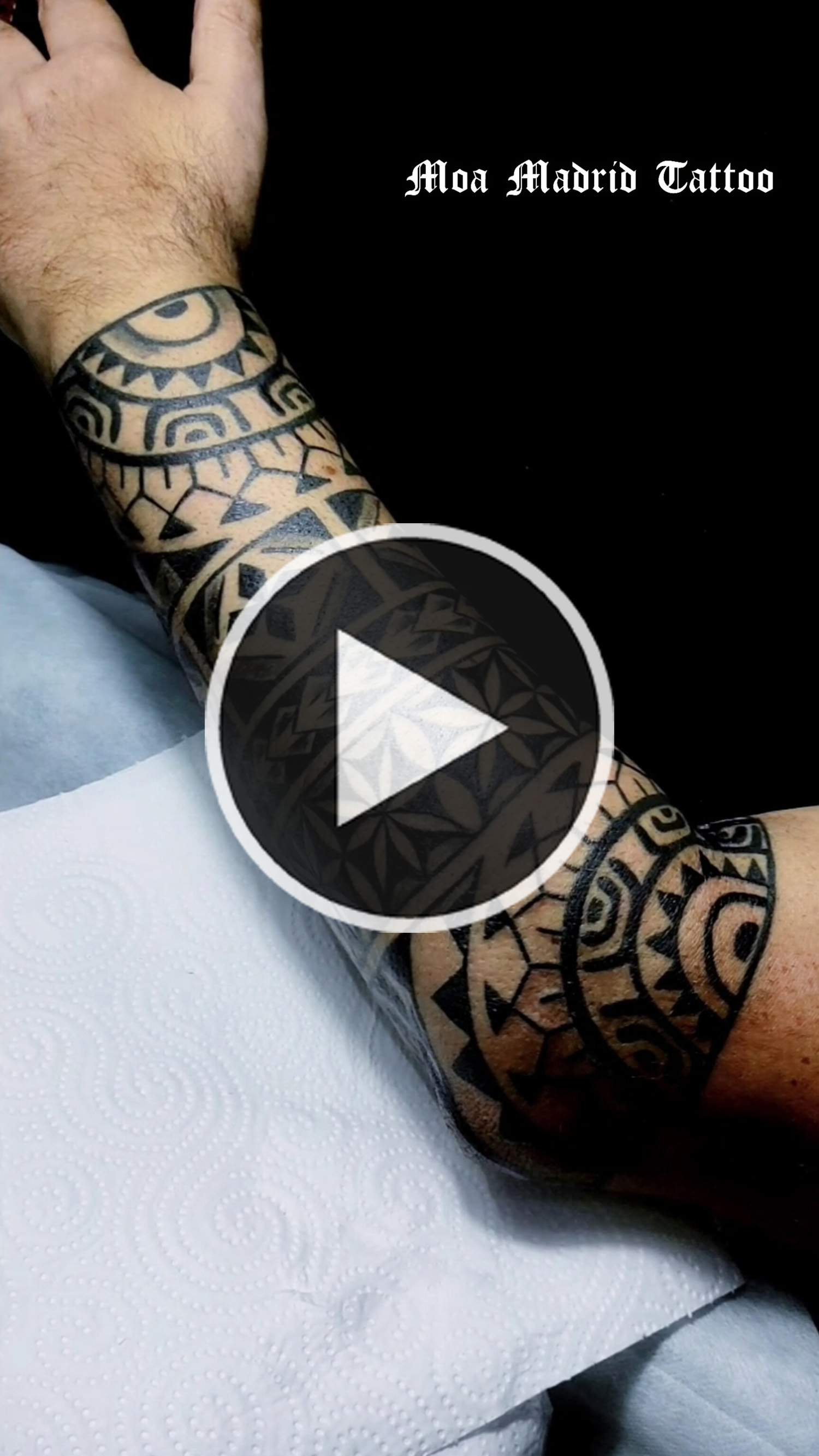Nuevo estilo de tatuaje fusión de estilos polinesio y geométrico