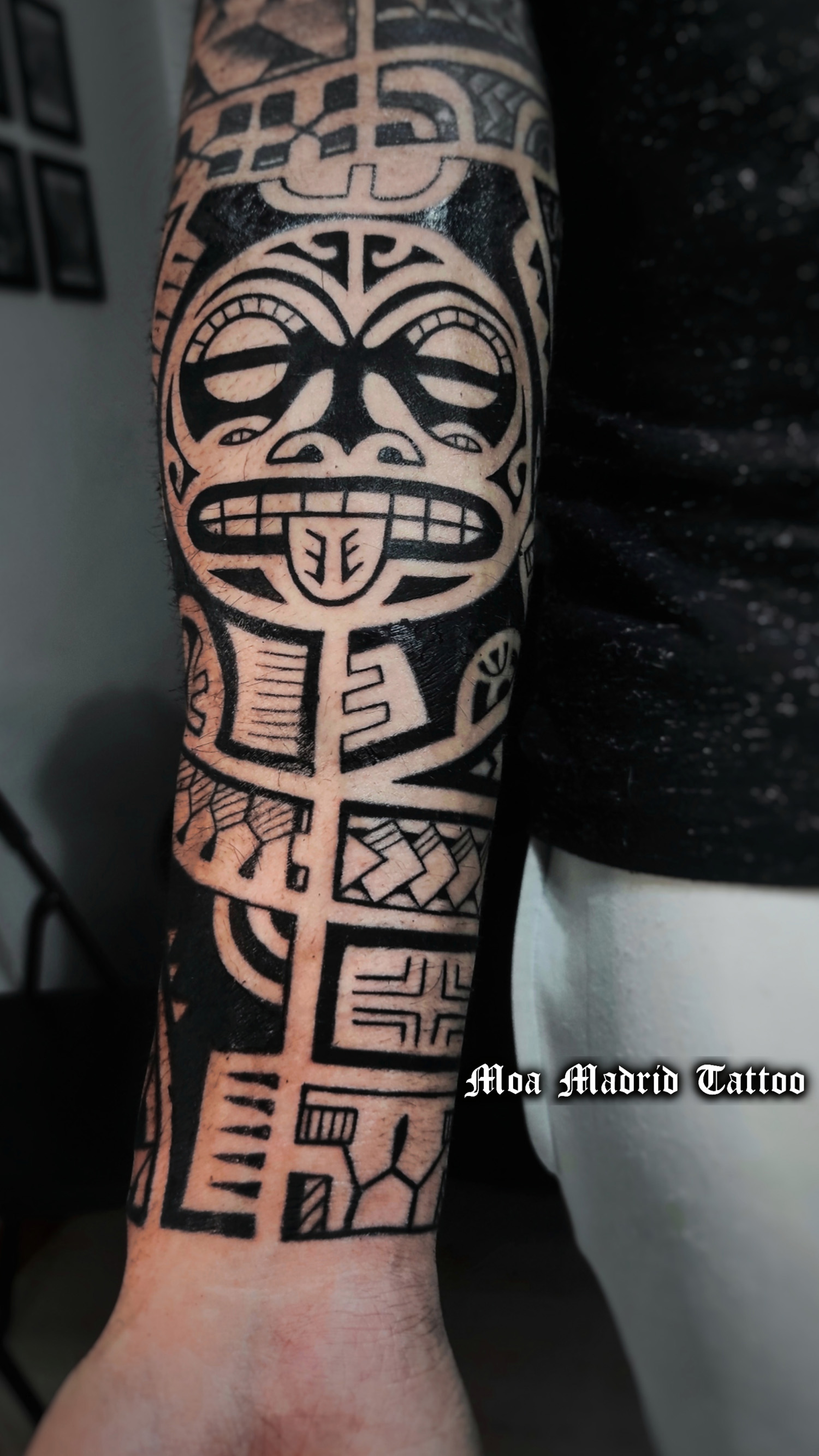 Antebrazo maorí con sol, símbolo de fortraleza