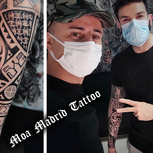 Tatuaje maorí con sol rodeando el antebrazo