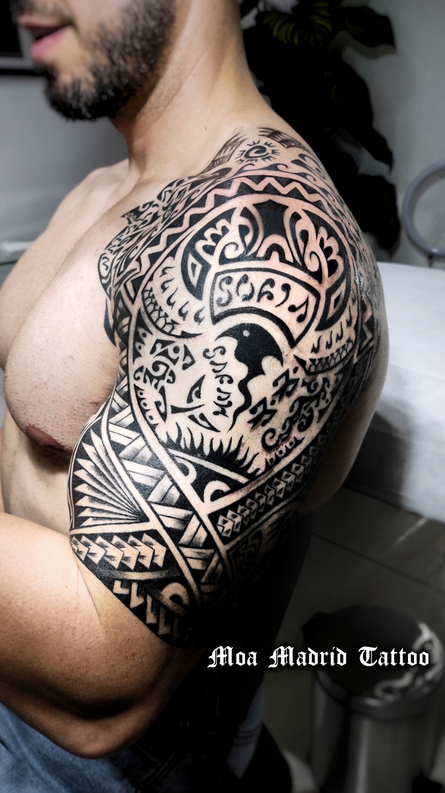 Tatuaje polinesio que cuentaa su historia y la de su familia