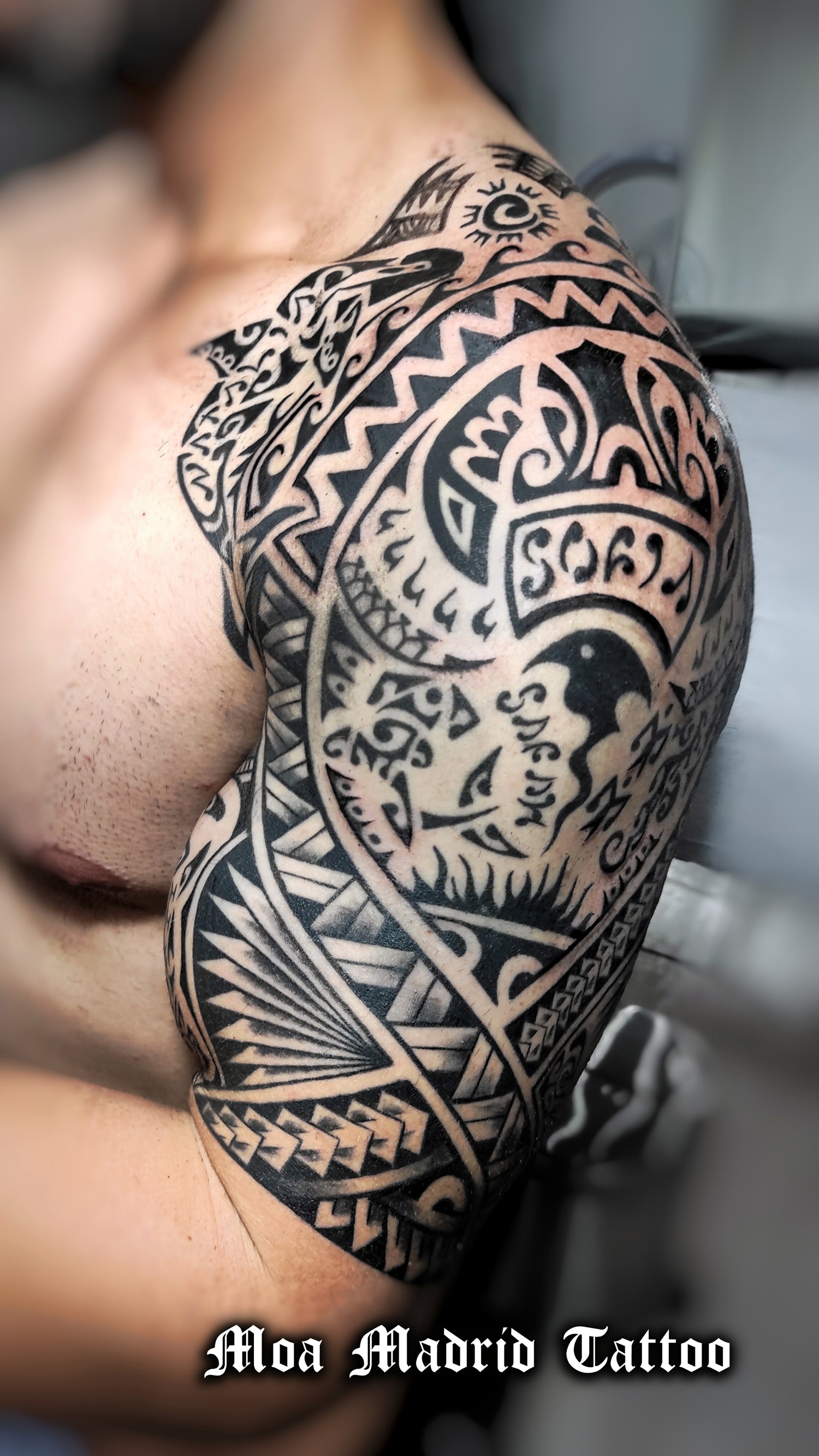 Tatuaje estilo polinesio con diseño personalizado con más de 20 símbolos