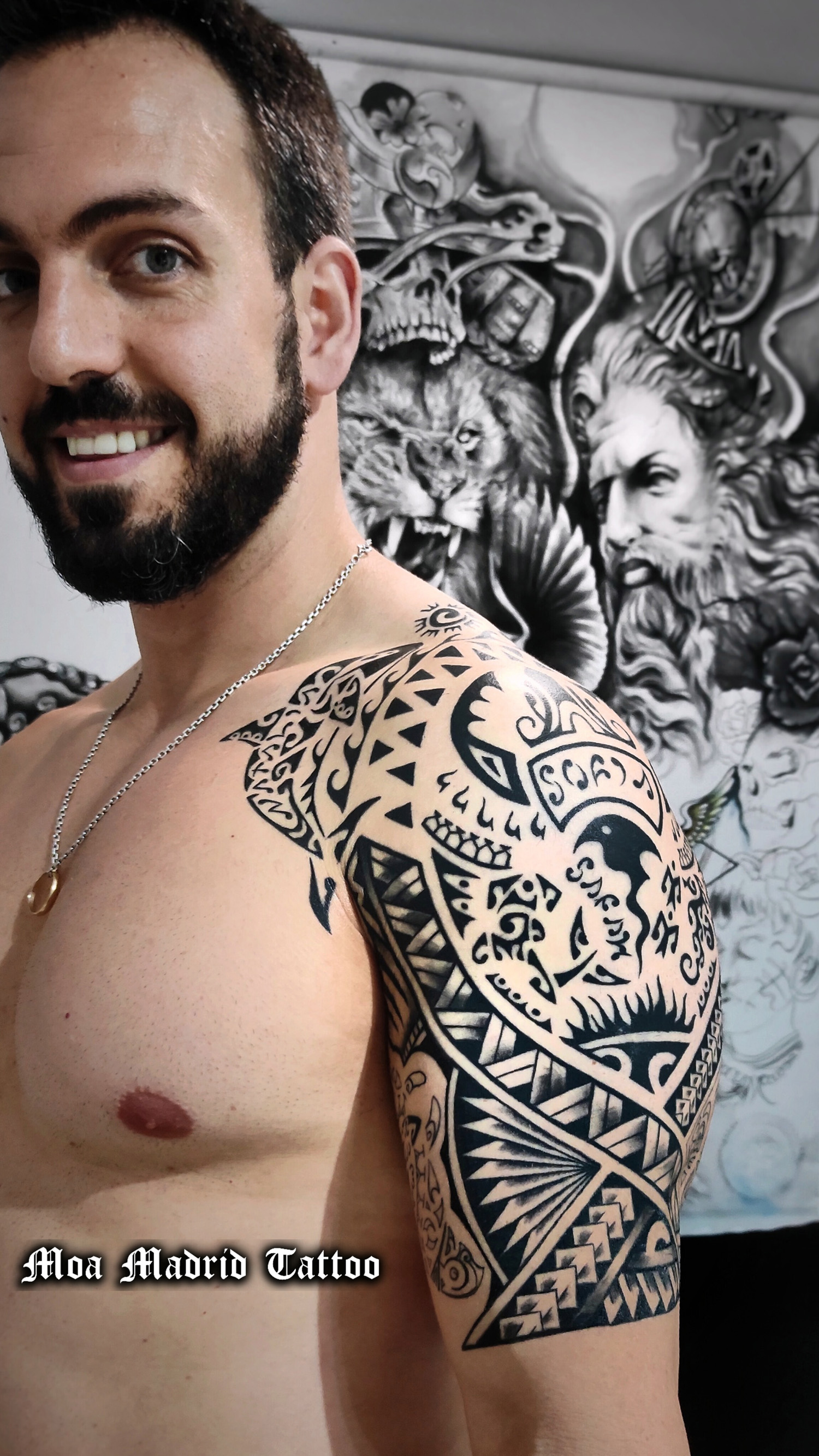 Tatuaje de hombro a codo con más de 20 símbolos polinesios y sus significados