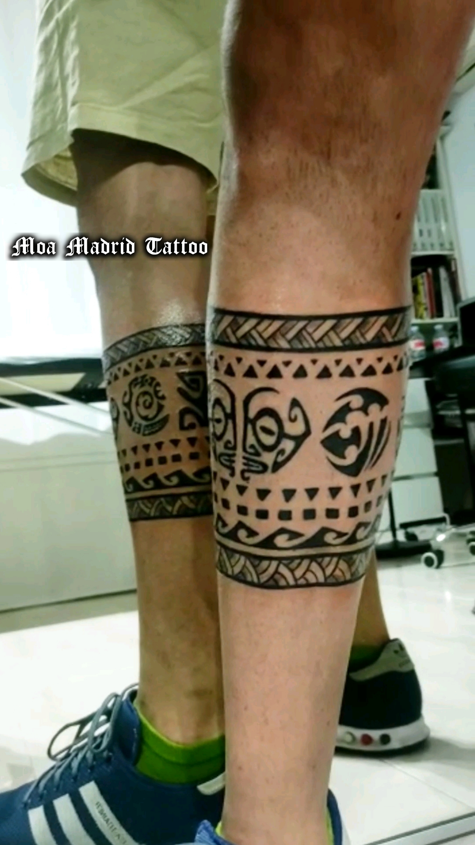 Tatuaje de brazalete polinesio en la pierna terminado