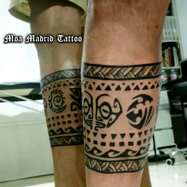 Tatuaje de brazalete polinesio en la pierna