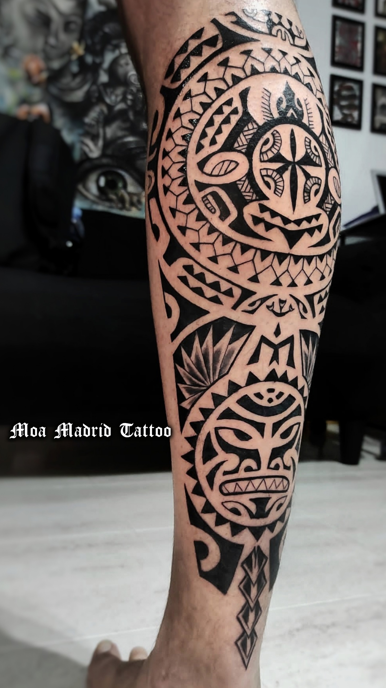 Tatuaje maorí en el gemelo, vista del lado izquierdo