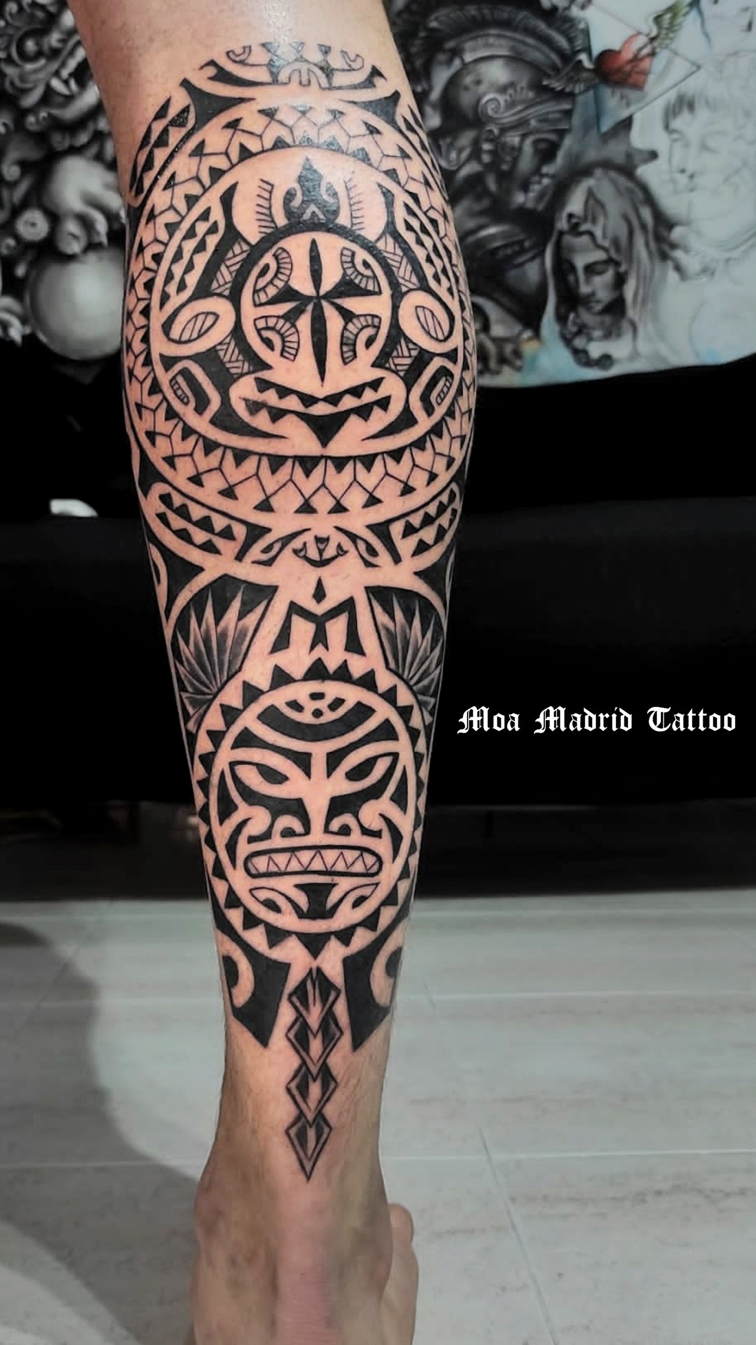 Tatuaje maorí en el gemelo, vista de la parte central